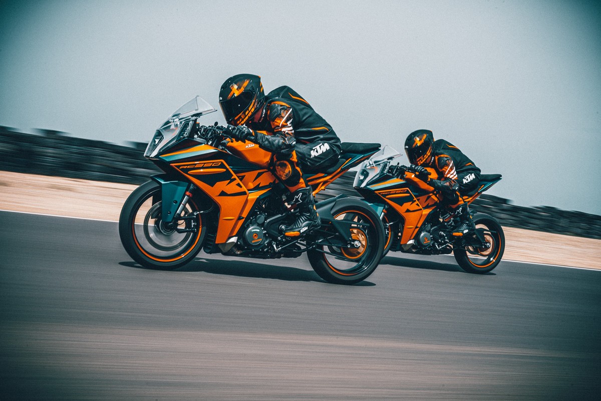 KTM RC 125 e RC 390 2022: le foto