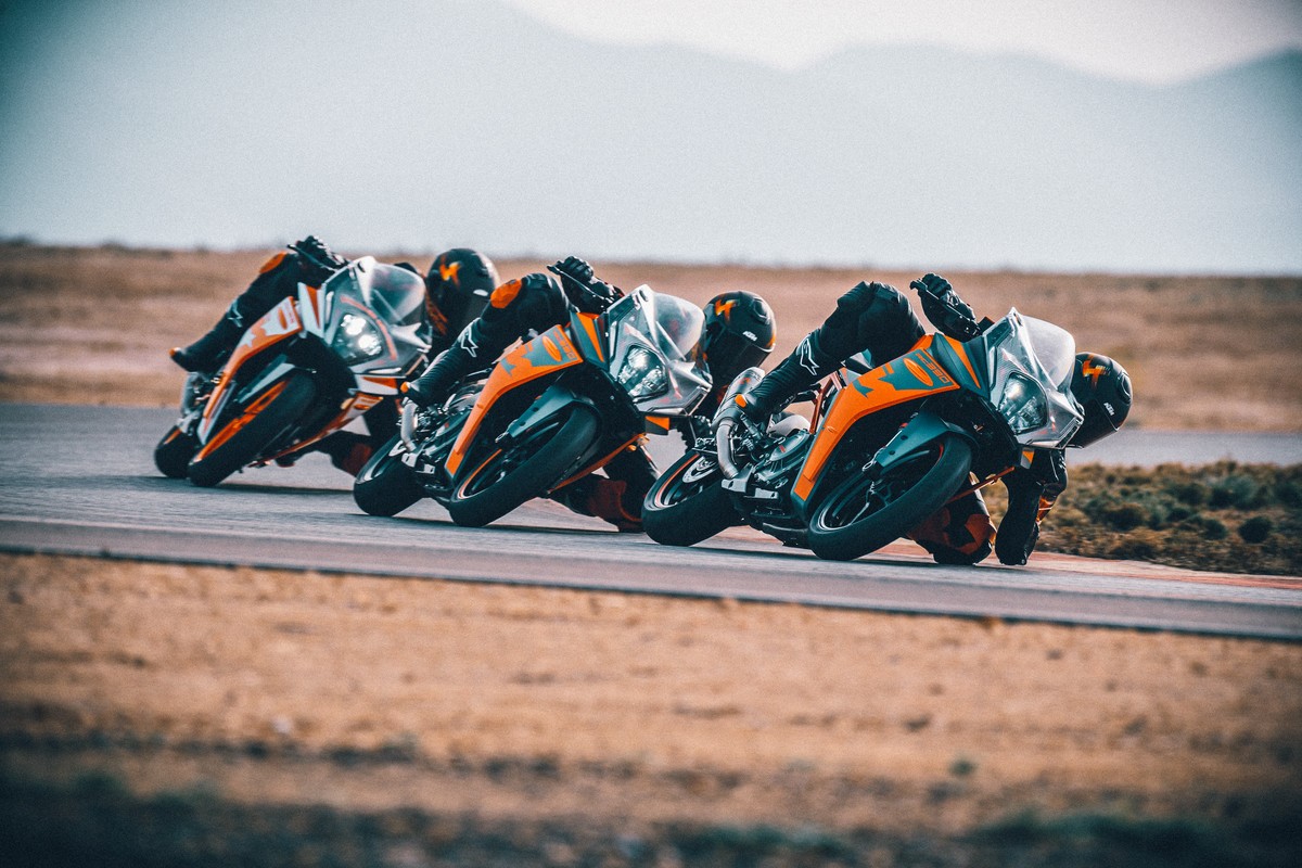 KTM RC 125 e RC 390 2022: le foto