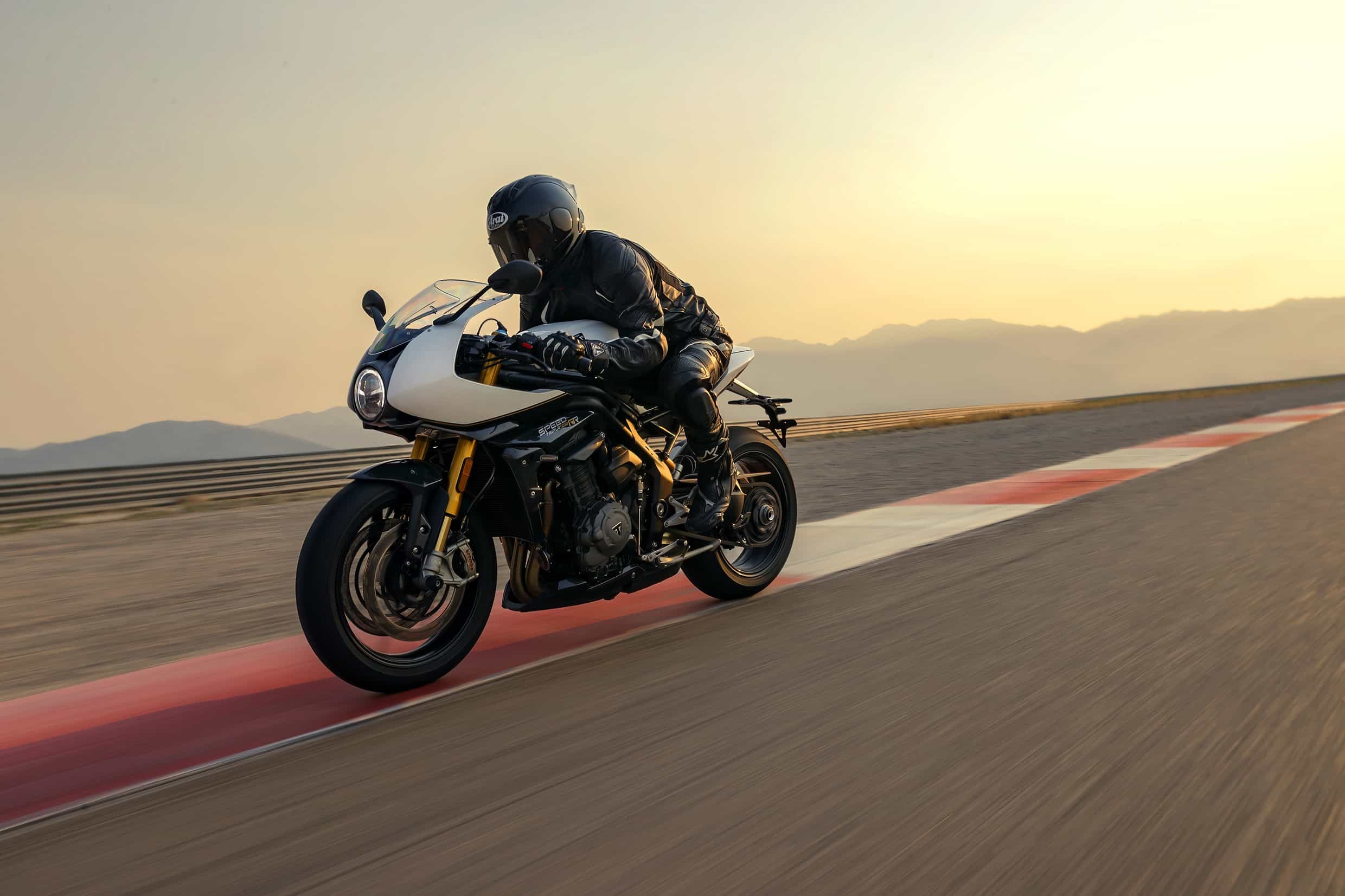 Triumph Speed Triple 1200 RR: le foto