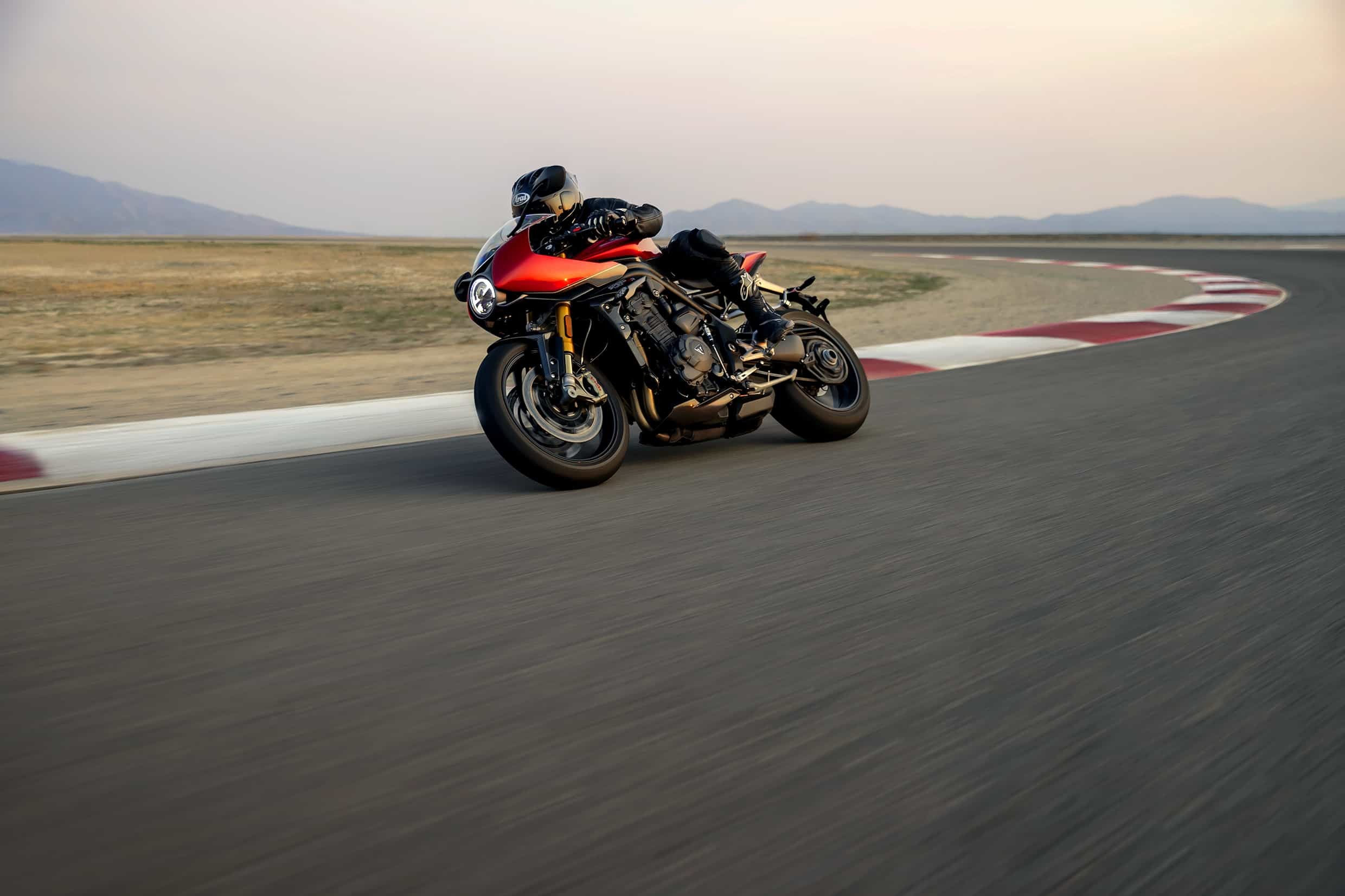 Triumph Speed Triple 1200 RR: le foto