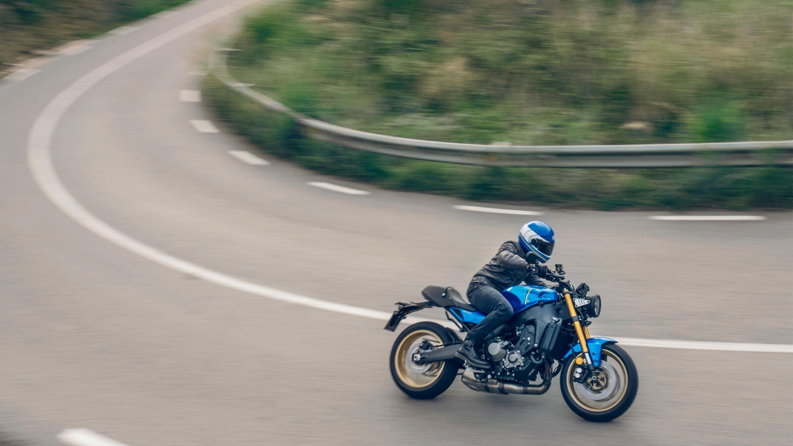 Yamaha XSR900 2022: le foto