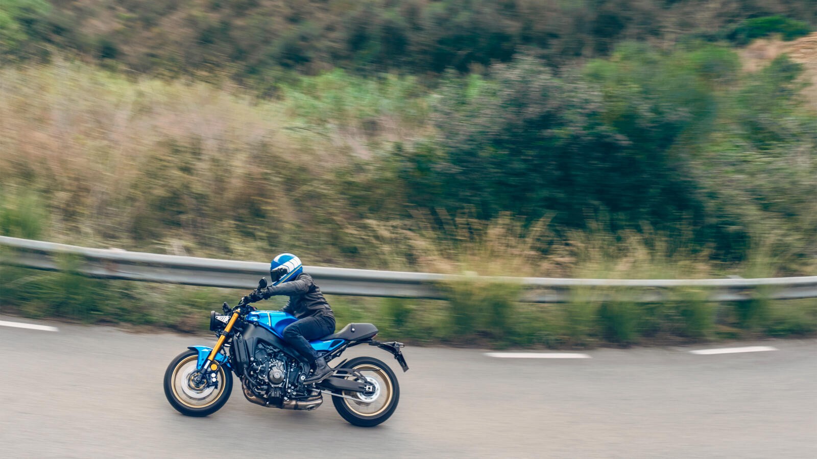 Yamaha XSR900 2022: le foto