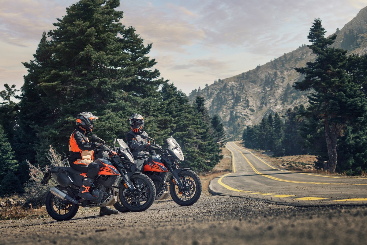 KTM svela la nuova 390 Adventure 2022: foto