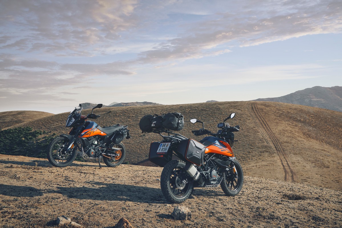 KTM svela la nuova 390 Adventure 2022: foto