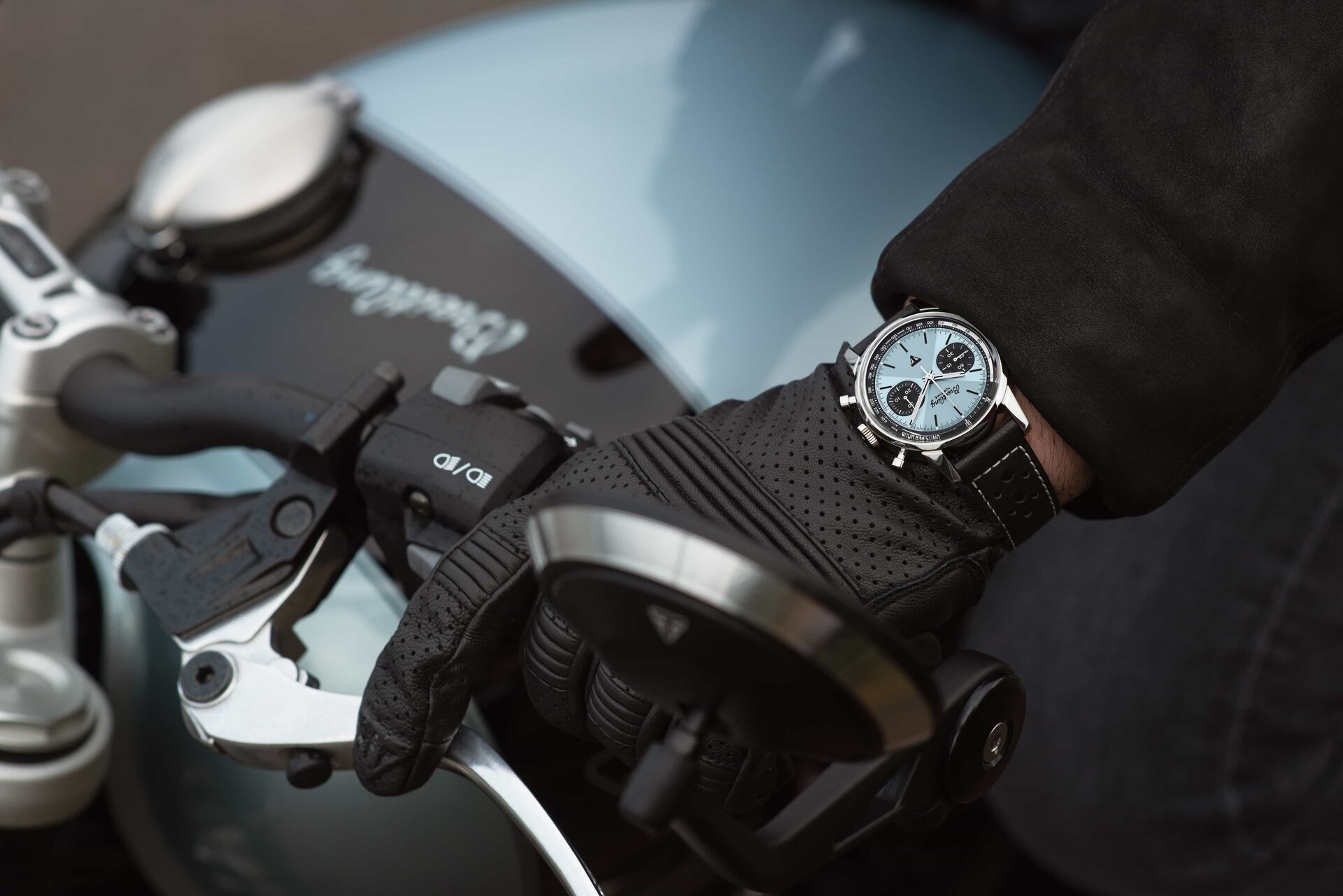 Triumph svela la nuova Speed Twin Breitling Limited Edition e l'orologio Brietling Top Time Triumph Edition