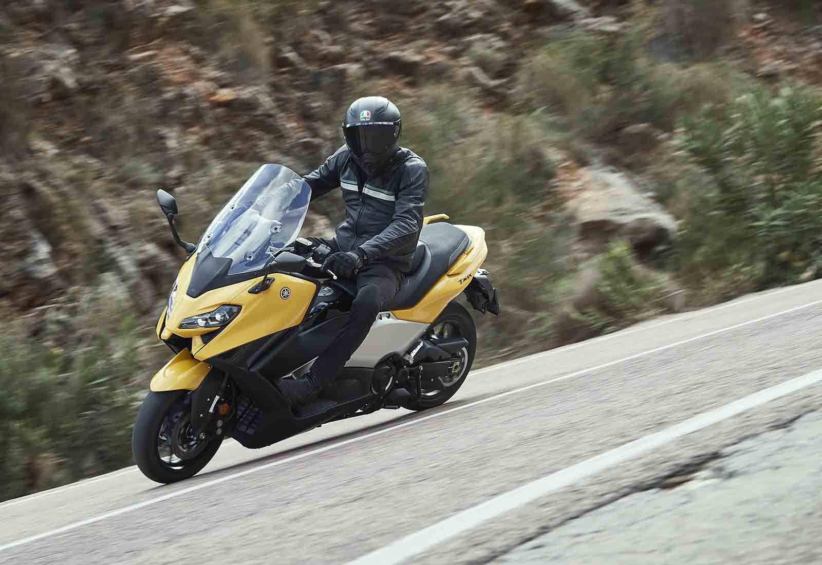 Yamaha TMAX 2022: le foto della prova