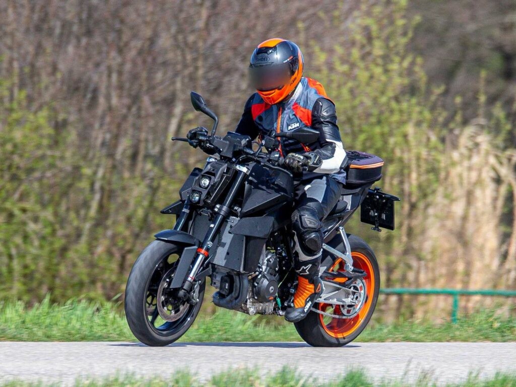 KTM 990 Duke, le foto spia che confermano lo sviluppo del nuovo modello