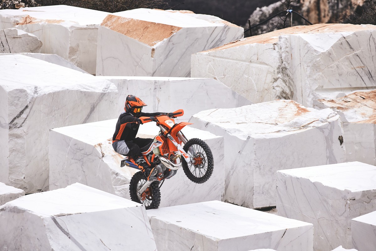 KTM svela la nuova gamma enduro 2023: foto