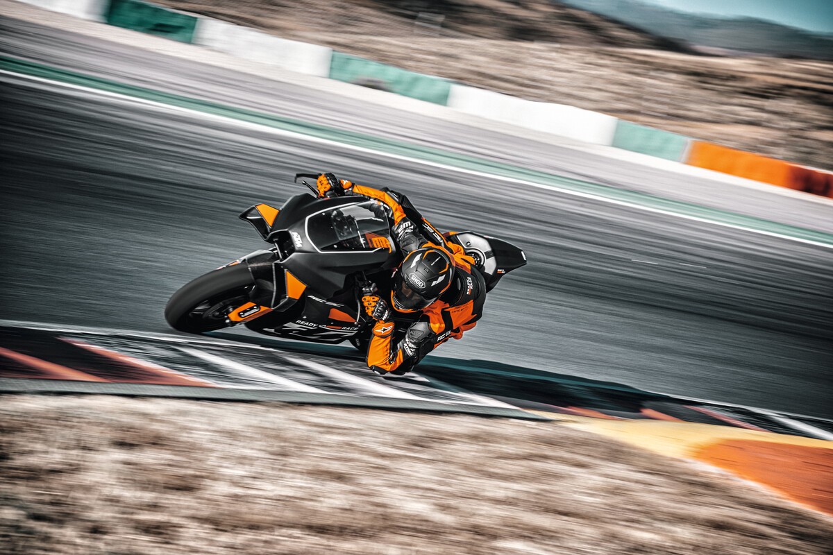 KTM RC 8C 2023: le immagini