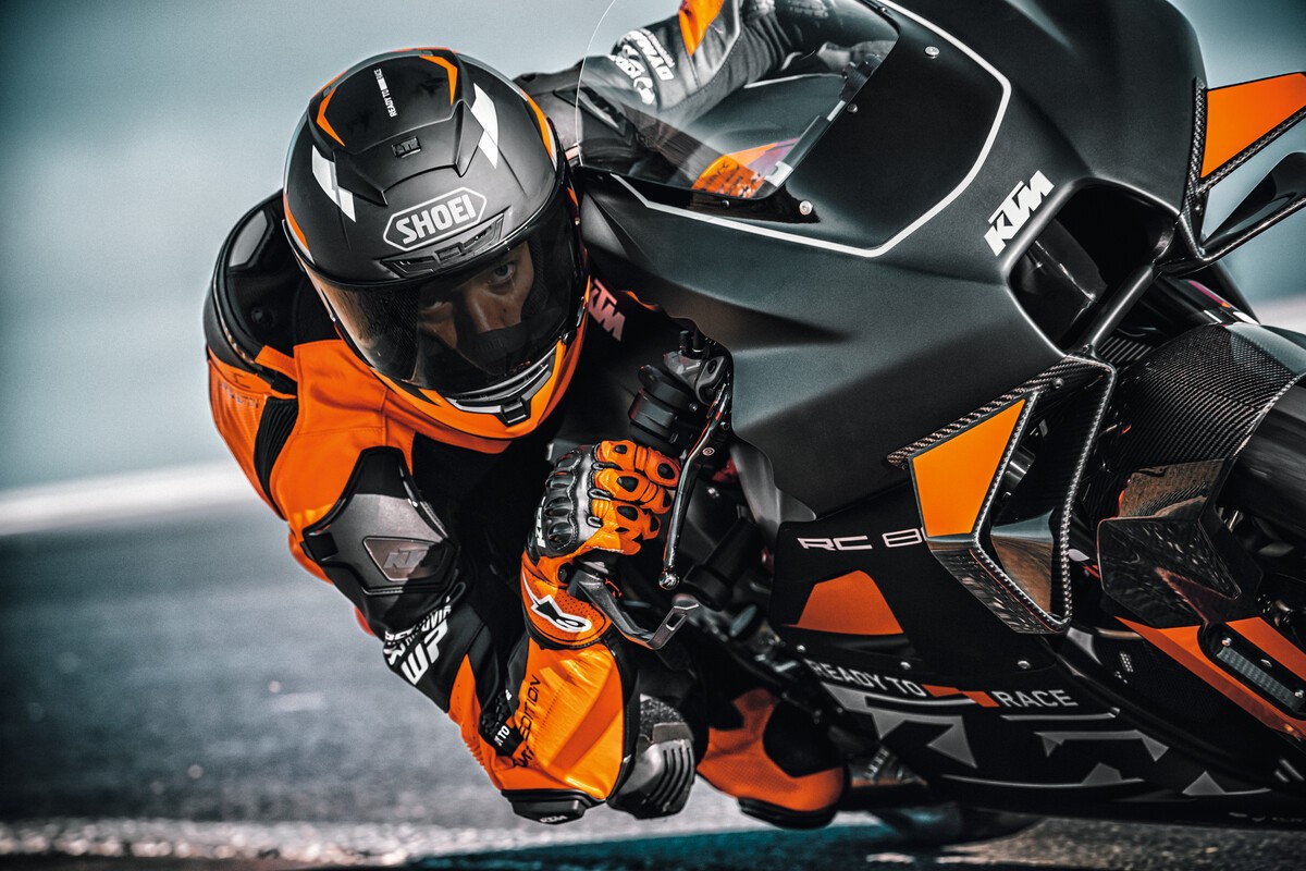 KTM RC 8C 2023: le immagini