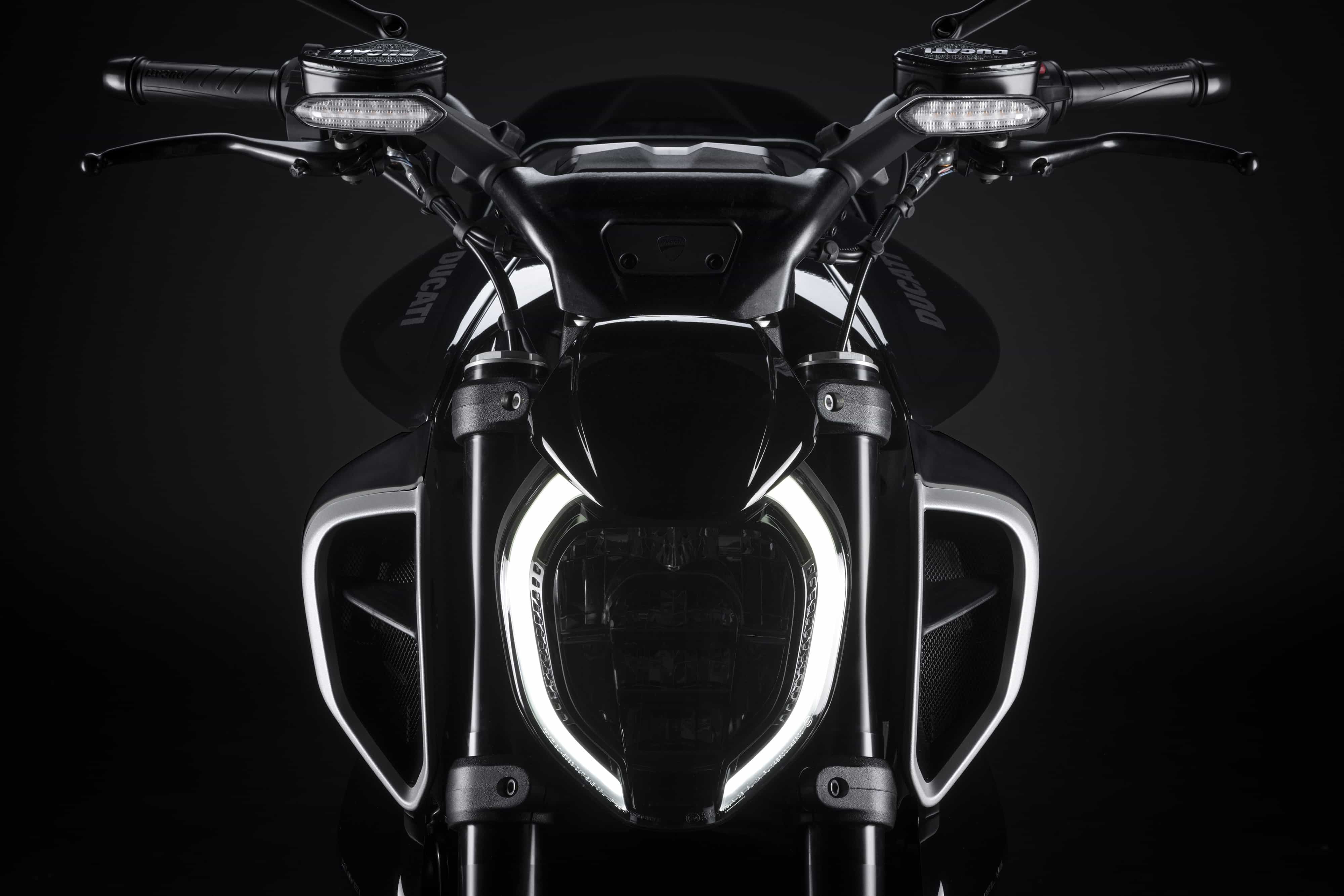 Ducati Diavel V4 2023: foto