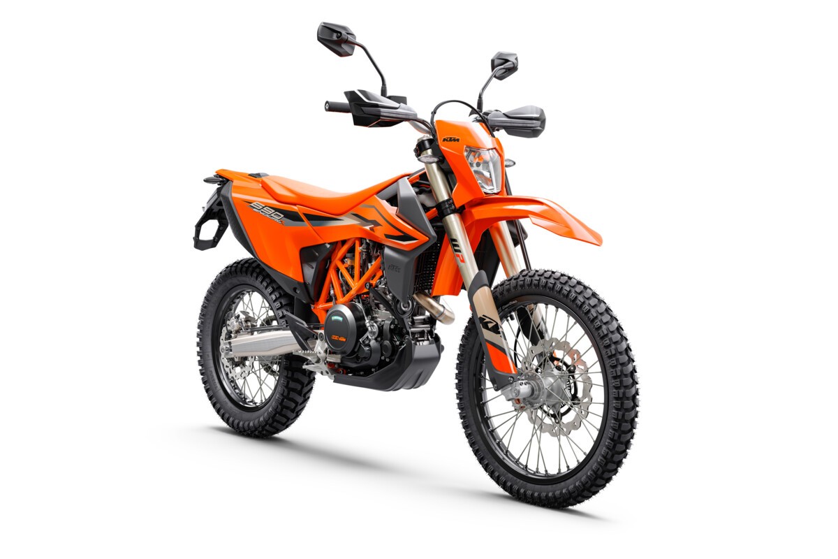 KTM 690 Enduro R e 690 SMC R 2023: foto