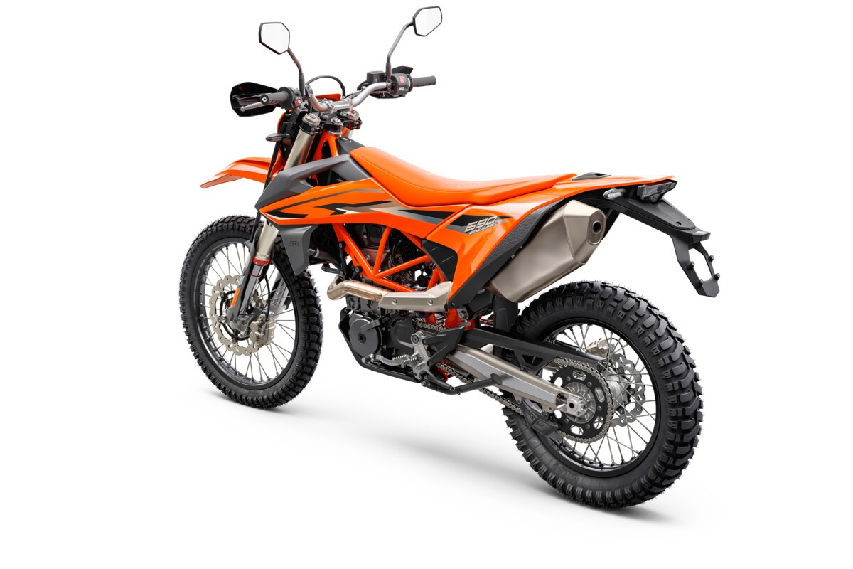 KTM 690 Enduro R e 690 SMC R 2023: foto