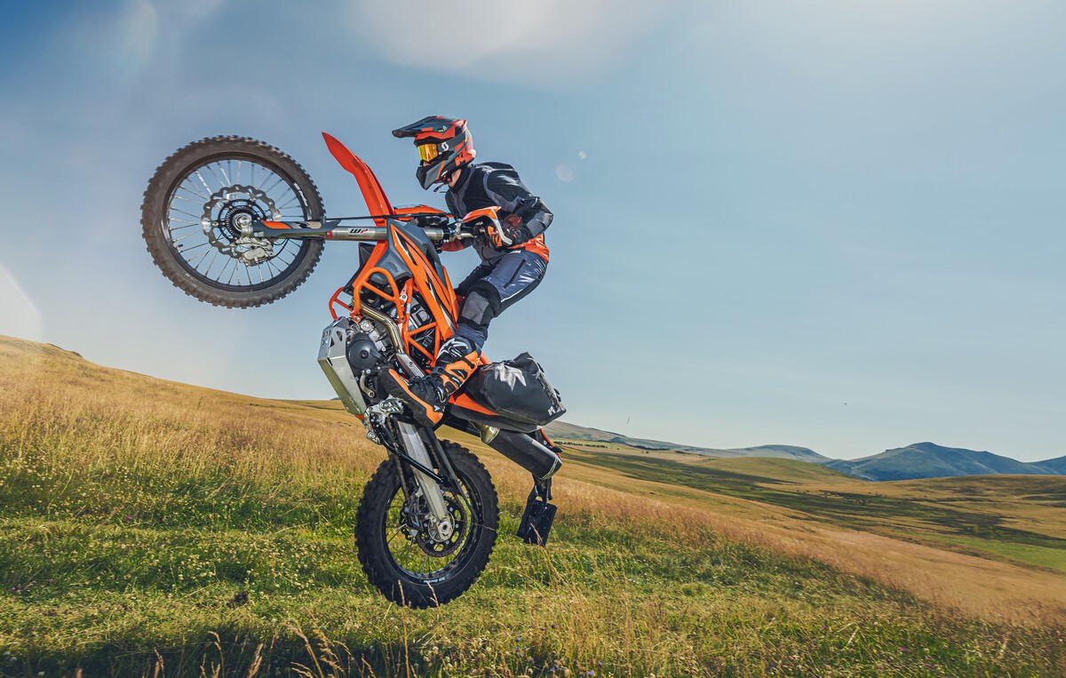 KTM 690 Enduro R e 690 SMC R 2023: foto