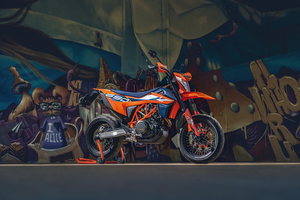 KTM 690 Enduro R e 690 SMC R 2023: foto