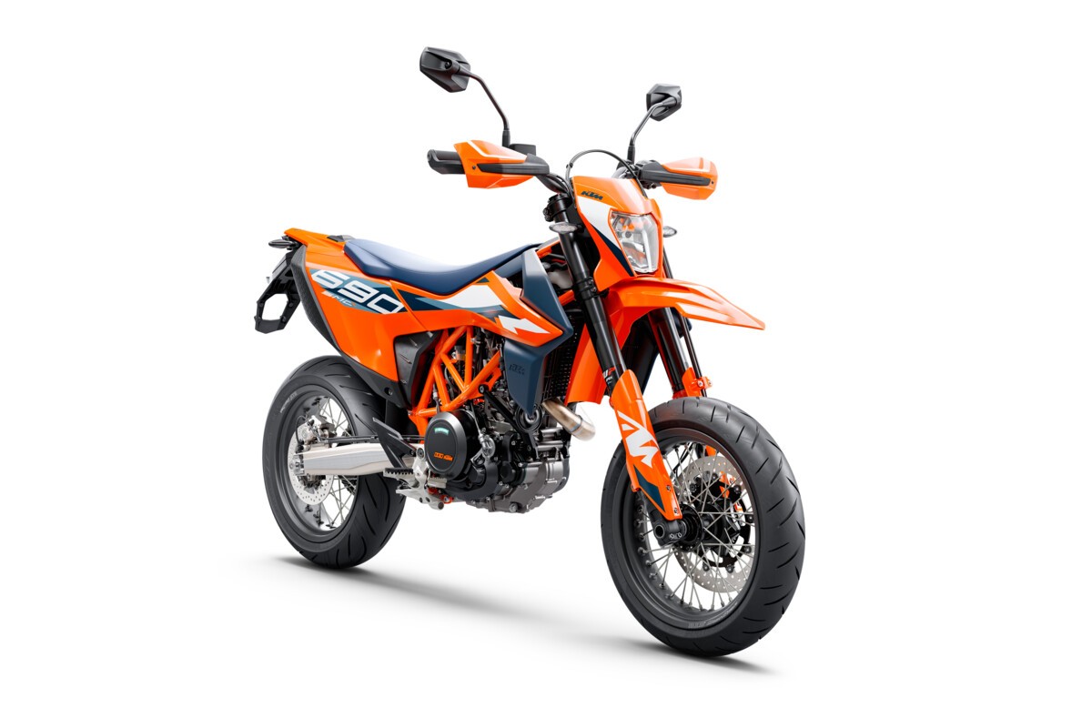 KTM 690 Enduro R e 690 SMC R 2023: foto