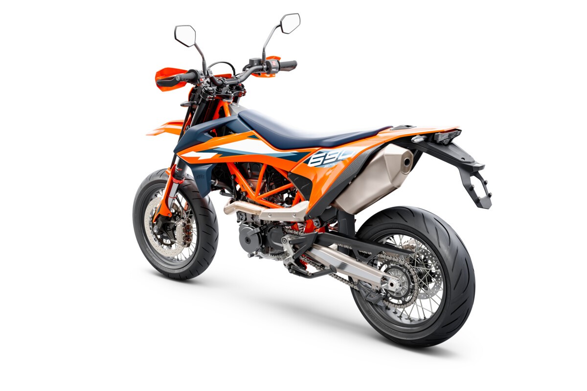 KTM 690 Enduro R e 690 SMC R 2023: foto