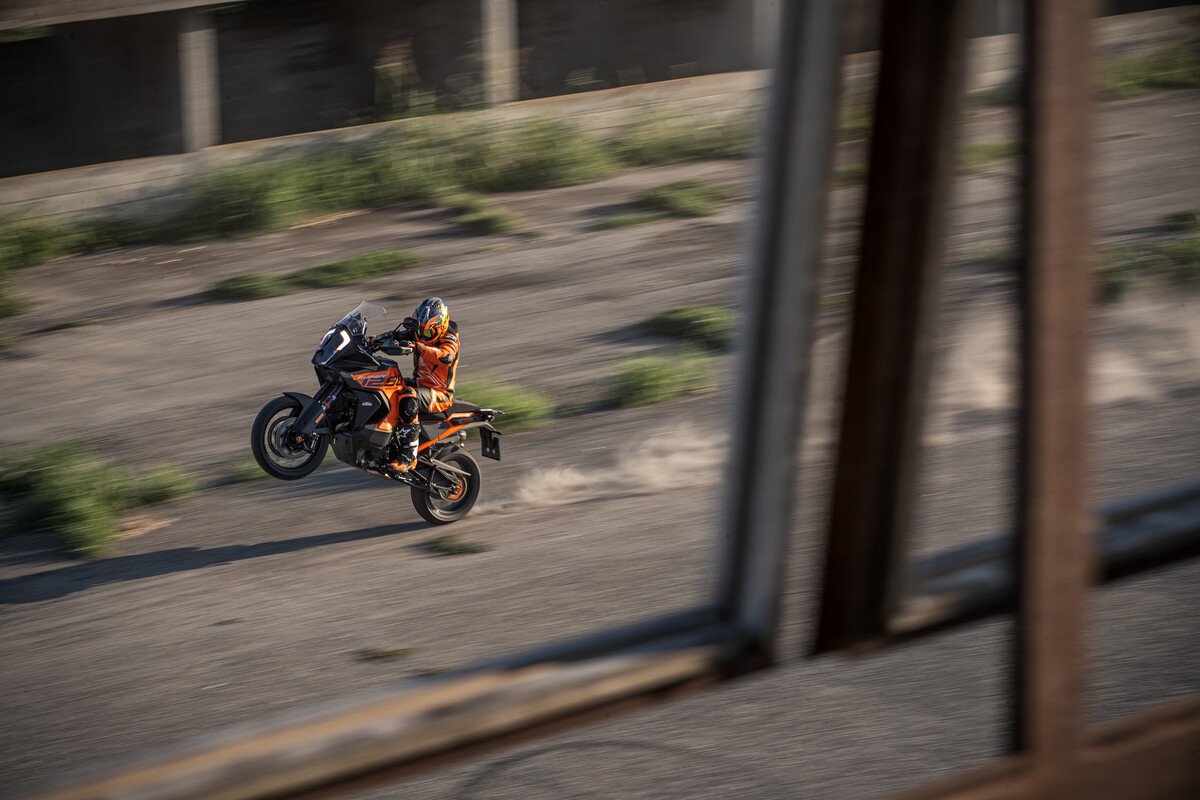 KTM 1290 Super Adventure S 2023: le foto