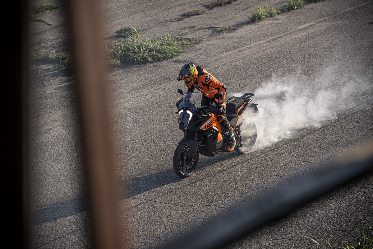 KTM 1290 Super Adventure S 2023: le foto