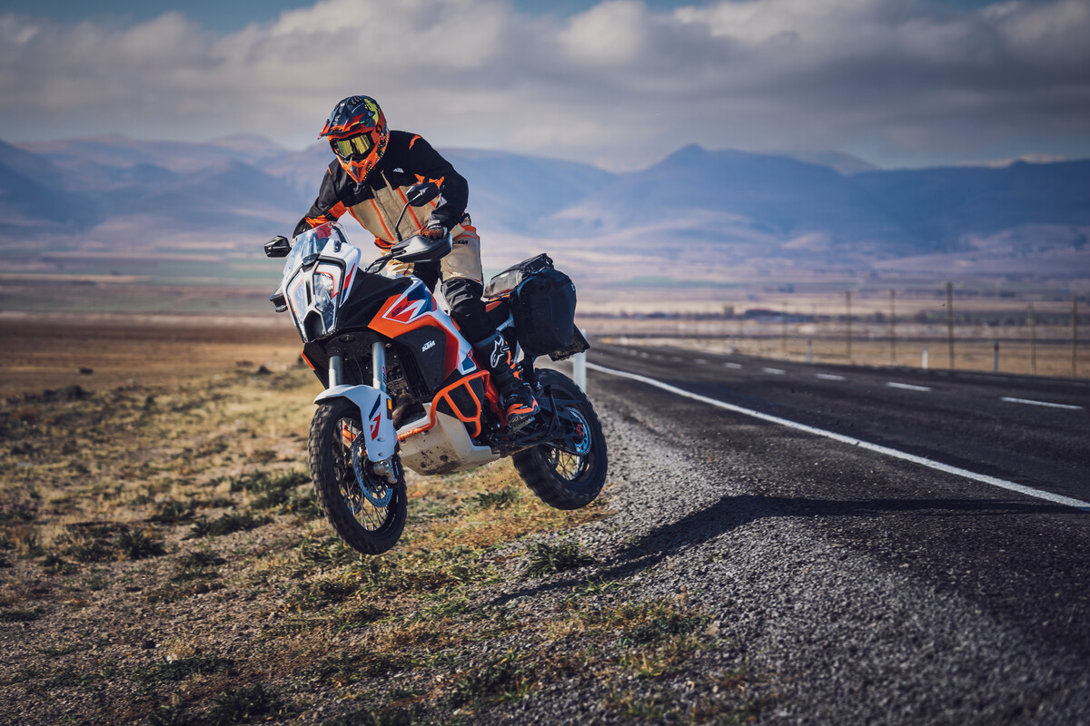 KTM 1290 Super Adventure R 2023: foto