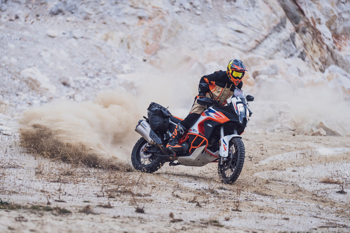 KTM 1290 Super Adventure R 2023: foto