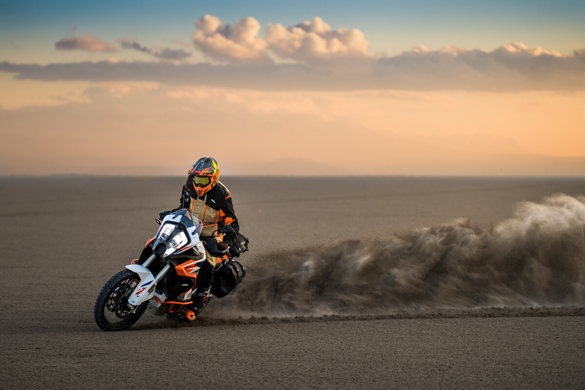 KTM 1290 Super Adventure R 2023: foto