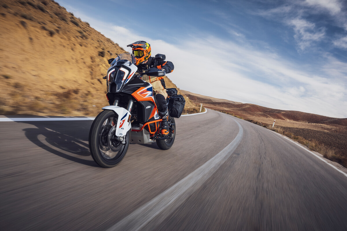 KTM 1290 Super Adventure R 2023: foto