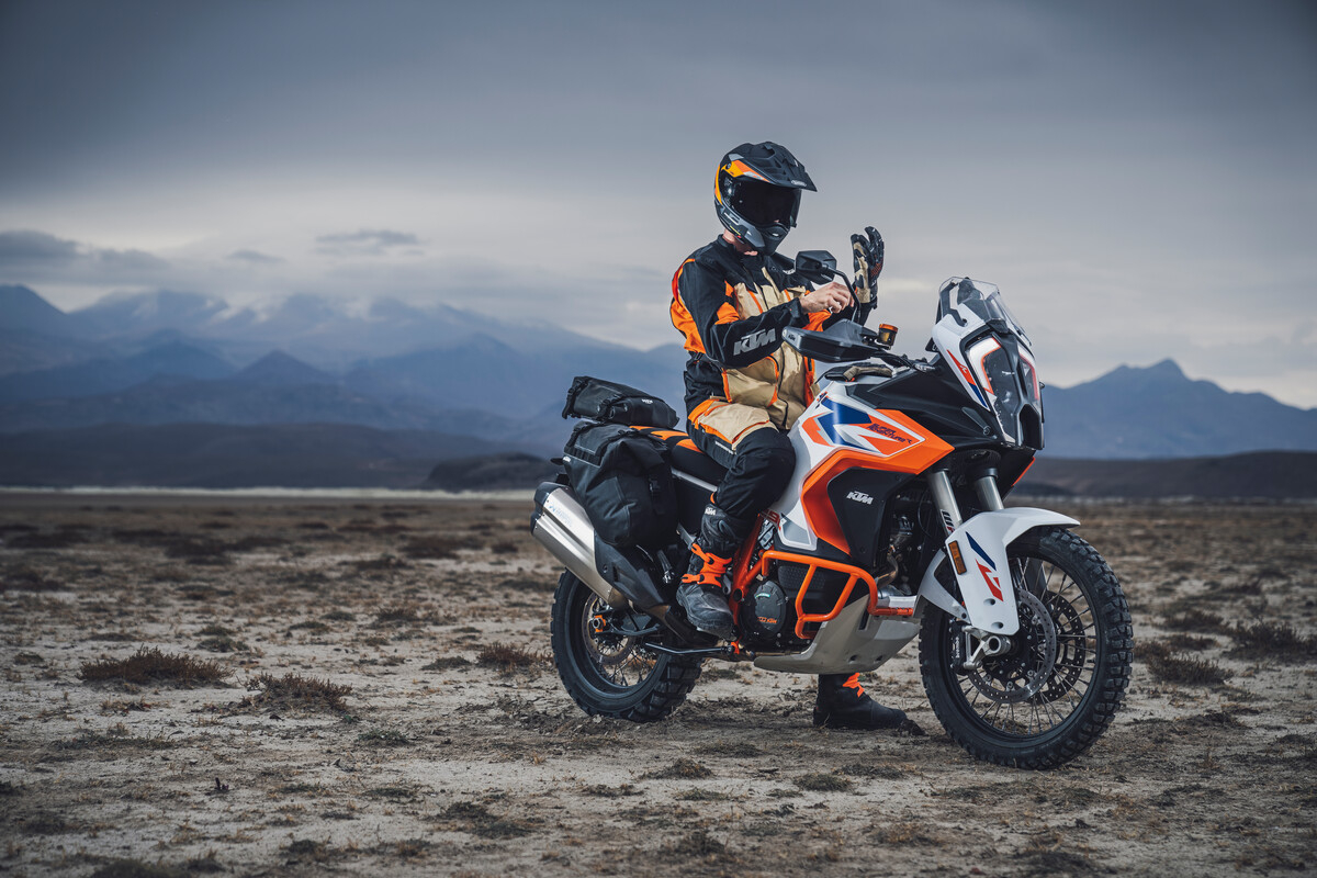 KTM 1290 Super Adventure R 2023: foto