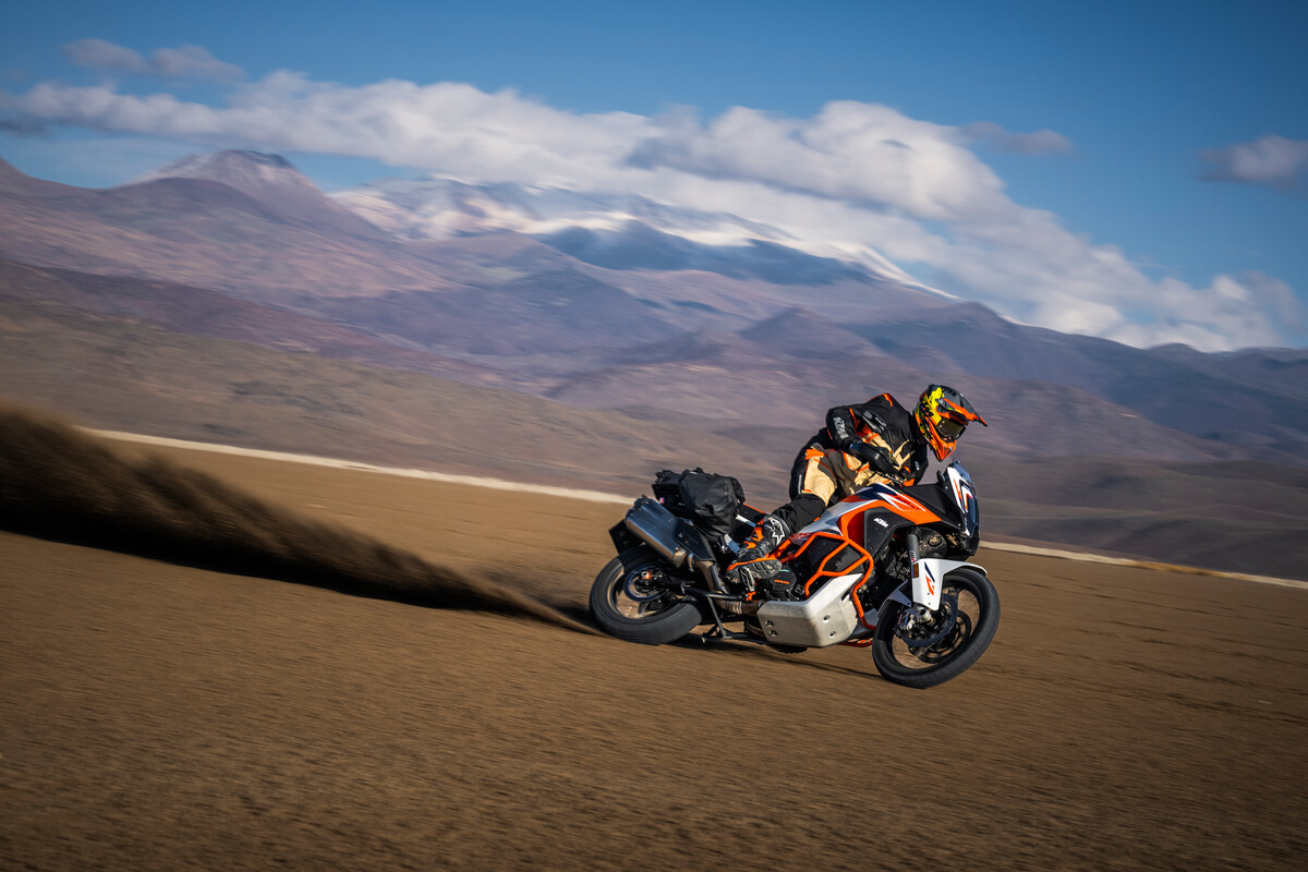 KTM 1290 Super Adventure R 2023: foto