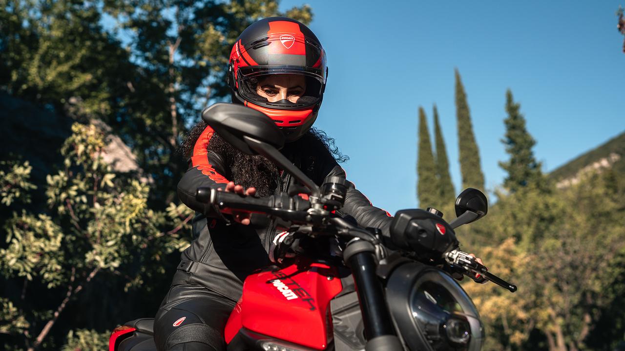 Ducati presenta la collezione di abbigliamento 2024 - Motoblog